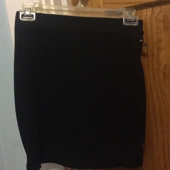 Black skirt with zippers on the front 🙌 - Picture 5 of 7